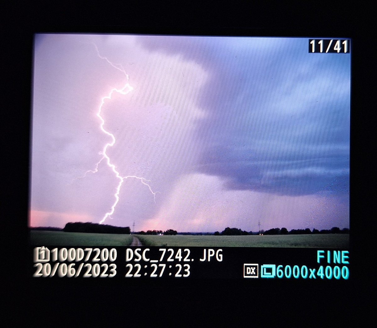 StormchaserAlp1's tweet photo. Deftiger #Erdblitz vorher nördlich von Augsburg. Die #Gewitter waren heftig in #Bayern, allerdings nicht so heftig wie von manchen Modellen berechnet, mal schauen was die nächsten zwei Tage noch möglich ist⛈️
Für die hochwertigen Fotos bitte meinen Kanal auf Instagram besuchen! https://t.co/LNEyjelhhE