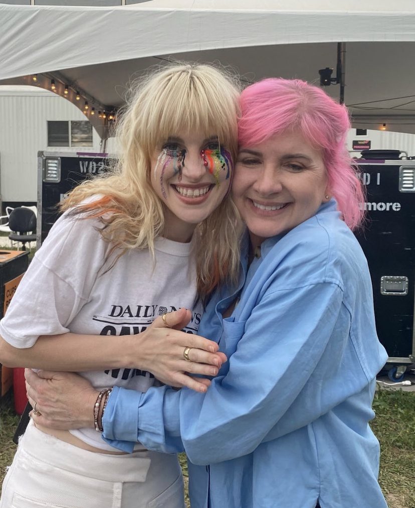 pmoreuy's tweet photo. 📷 Hayley Williams junto a su mamá #ParamoreBonnaroo https://t.co/tDMsCc54V5
