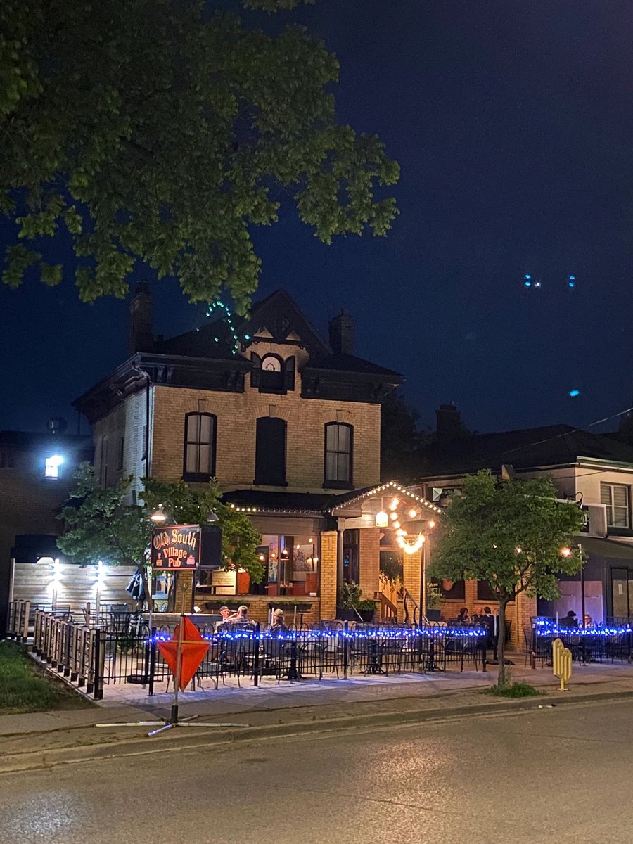 MaggieChary's tweet photo. The Old South Village Pub 
It is known that it is open until 1am on Friday and Saturday. 😊 https://t.co/BgoPheznwk