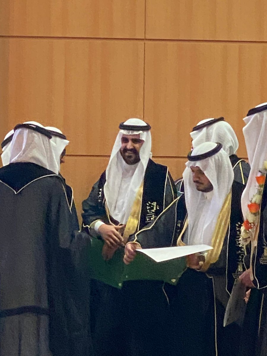 FaisalRAlShehri's tweet photo. الحمدلله الذي بنعمته تتم الصالحات 🤍
احتفلت خلال هذا الأسبوع مع رفاق رحلة البكالوريوس من زملاء دفعة #fcit19 بتخرجنا من كلية الحاسبات وتقنية المعلومات بجامعة الملك عبدالعزيز 🎓 https://t.co/OF3UWfZZoM