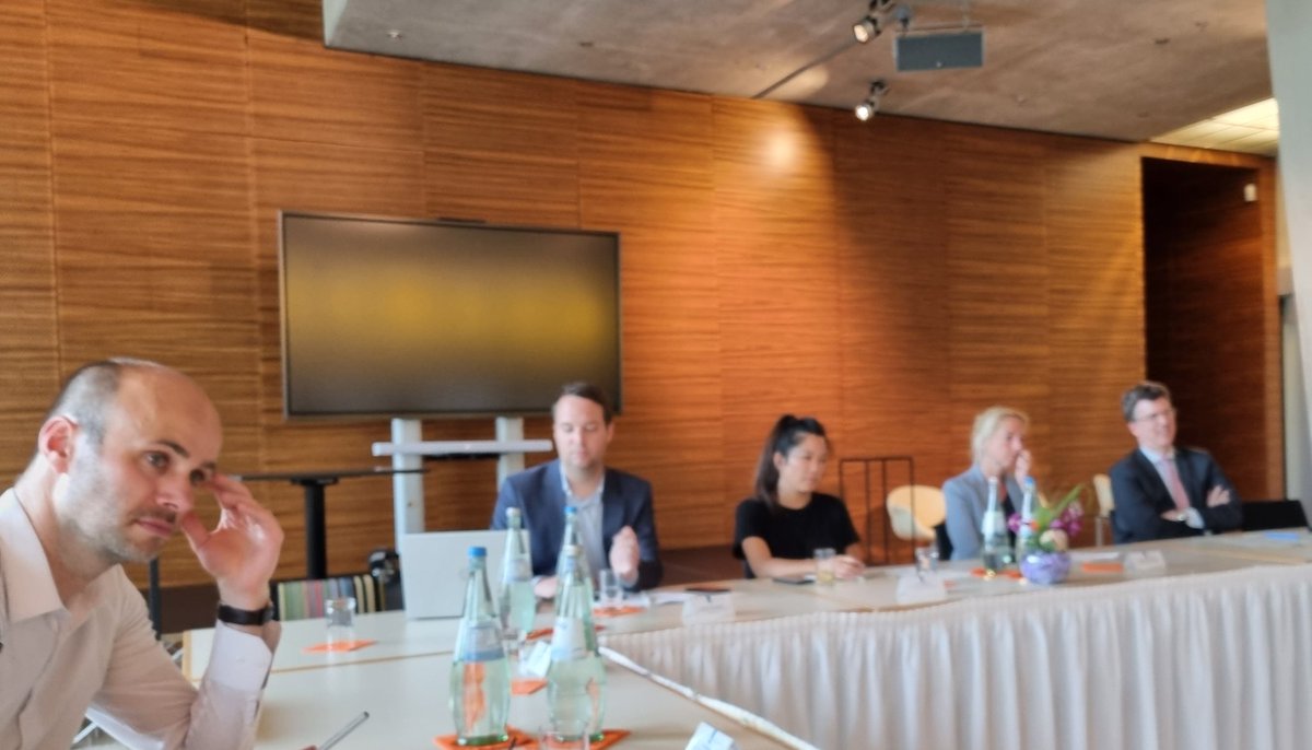 huettemann's tweet photo. Discussing #transparencyEU &amp; multilevel 🇪🇺 democracy @NLinDeutschland with @dutchmfa &amp; many other committed stakeholders? Priceless! 
Hartelijk dank voor de 🇪🇺 🇳🇱 gastvrijheid 🙏
#EBDanalyse @netzwerkEBD

#berndsmitte https://t.co/qlgsttgfpC