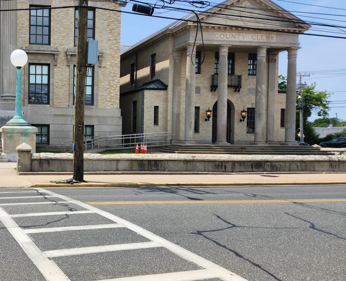 GotBeachGlass's tweet image. #HostileArchitecture at Riverhead Supreme Court.