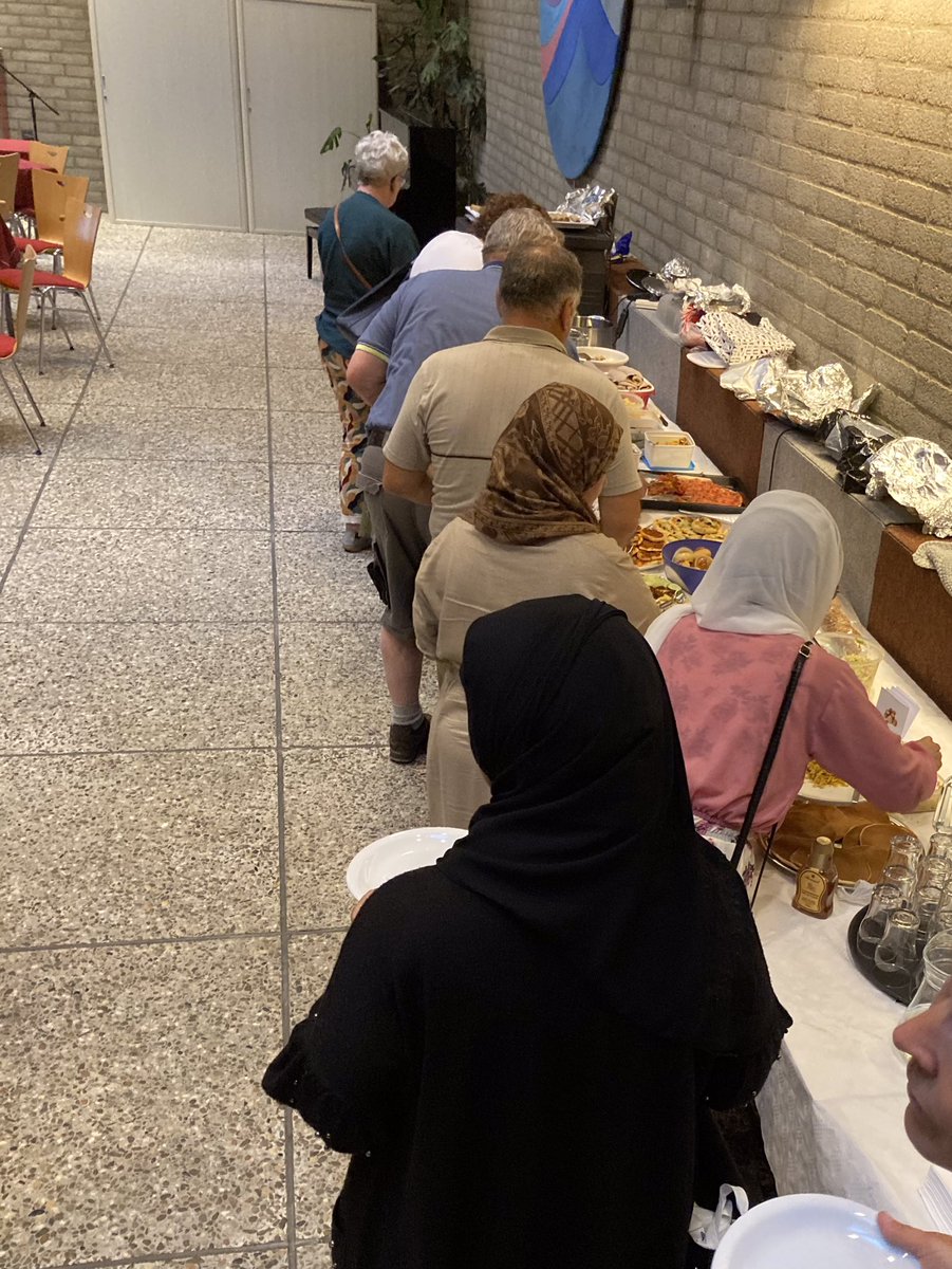 TaalhulpEde's tweet photo. Vandaag op #wereldvluchtelingendag genoten we van een multiculturele maaltijd, verzorgd door vrijwilligers en deelnemers van de #taalondersteuning in de Open Hof in #Ede #Gezellig @MalkanderEde @EdeCvv @VluchtelingWerk https://t.co/zihHF6dgoS