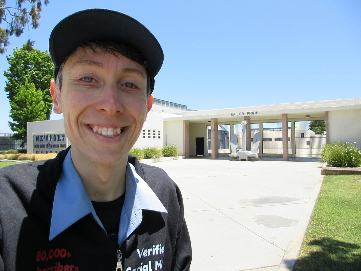 KenslowMatthew's tweet image. Walked by NHHS where I graduated 10 years ago today. 

#nhhs #newportharbor #nmusd #graduation #grad