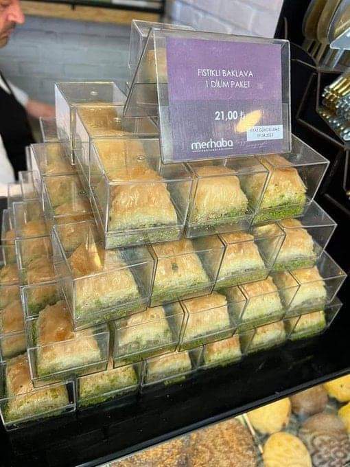 #ZamGeldi Bugün Dünya ülkeleri hasetlerinden çatladı.Sadece 1 dilim baklava 21 tl. oldu.Ama  birileri diyor ki ekmek 250 gramdan 200 grama düştüğü için halk çok memnunmuş.HALAY çekmeye devam.