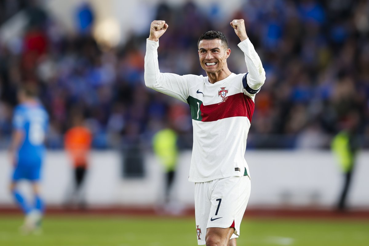 selecaoportugal's tweet photo. ℂℝ𝟚𝟘𝟘
How it started                             How it's going https://t.co/0HmbLZusZO