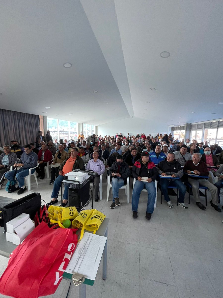 SectorMovilidad's tweet image. 😃Junto a @TaxExpressCol desarrollamos el taller de fatiga y sueño en la movilidad para las y los taxistas de la ciudad. 👌

Este trabajo fortalece 💪la calidad del servicio que presta el gremio a todos los bogotanos.🗣️

#SíVoyEnTaxi