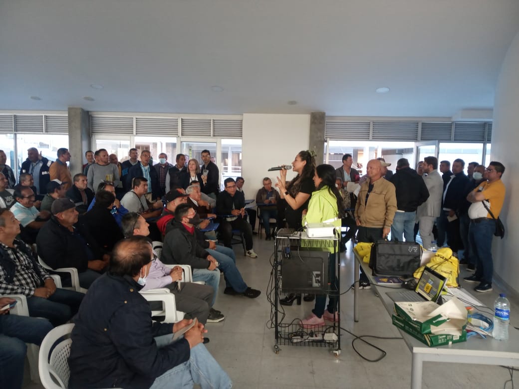 SectorMovilidad's tweet image. 😃Junto a @TaxExpressCol desarrollamos el taller de fatiga y sueño en la movilidad para las y los taxistas de la ciudad. 👌

Este trabajo fortalece 💪la calidad del servicio que presta el gremio a todos los bogotanos.🗣️

#SíVoyEnTaxi