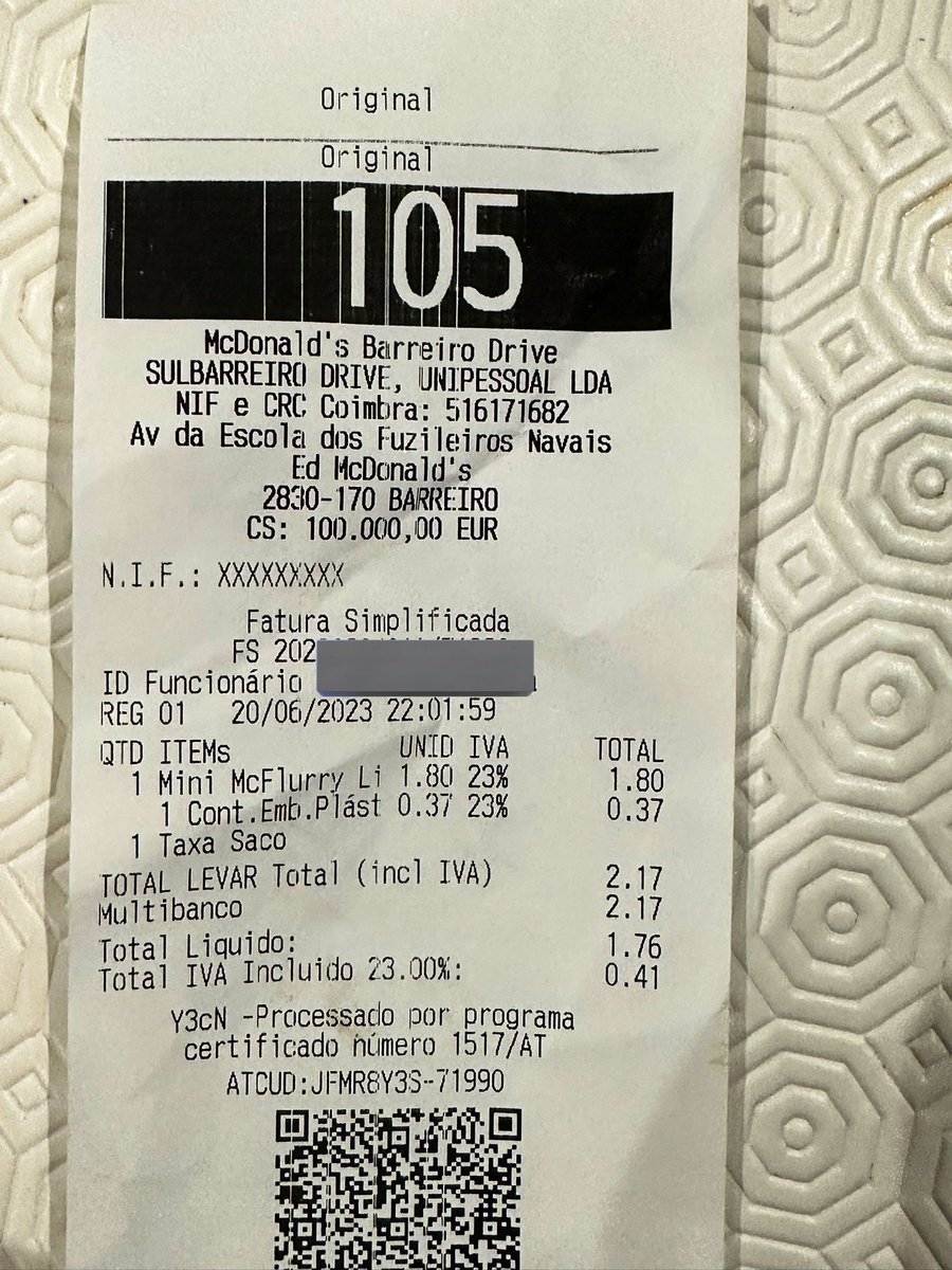 cataxschitco's tweet photo. Acabei de ir ao @McDonaldsPT_ pedir um gelado. Pedem-me 2,17€ quando o gelado custa 1,80€. Antes de pagar pergunto porquê. Respondem-me: “ah agora o copo do gelado tem uma taxa e paga-se”mas está tudo bem da cabeça? Da próxima vez é suposto servirem-me o gelado na mão? Ridículo https://t.co/kpog9E7Zdf