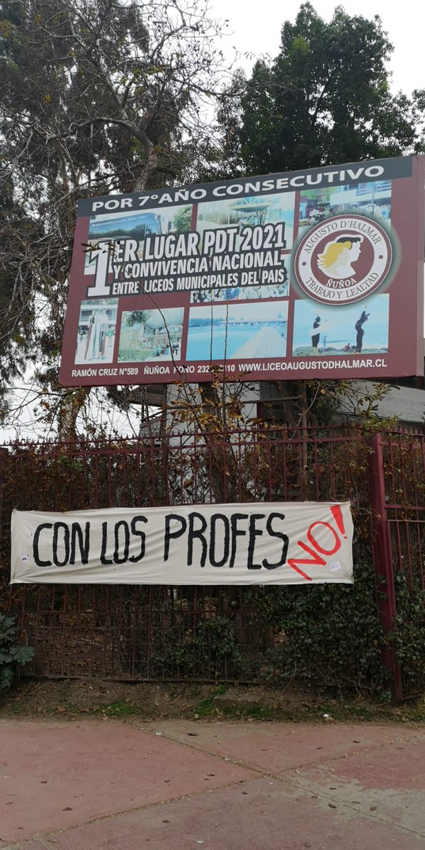 diana87131693's tweet photo. MASACRE EN CONTRA DE LOS ÚLTIMOS LICEOS EMBLEMATICOS DE CHILE!!!  #Liceoaugustodhalmar y #LiceoCarmelaSilvaDonoso POR PARTE DE LA CORPORACIÓN MUNICIPAL DE ÑUÑOA - ALCALDESA #EmiliaRios 
 ***ALERTA, ABUSO DE PODER** #ContigoCHV #Mineduc #MuniÑuñoa #Canal13 #Devuelvaneldhalmar https://t.co/24aJIJh0lG