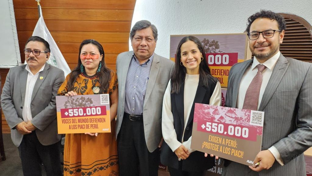 +550,000 personas en el mundo piden proteger a los PIACI de Perú!
—
+550,000 people around the world demand protection of the isolated indigenous peoples of Peru. Sign the petition now: avaaz.org/PeruIndigenous

#DefensadelosPIACI   #DefendTheDefenders #PIACI

<a href="/aidesep_org/">AIDESEP</a>