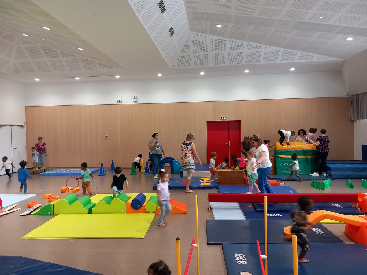Mise en place d'un parcours de motricité "géant" salle de la Paix à Perseigne. Quand les trois écoles et la structure petite enfance du quartier s'associent et mutualisent dans le cadre de la #citééducative pour faire bénéficier plus de 250 élèves de ce beau projet ! <a href="/dsden61/">DSDEN61</a>