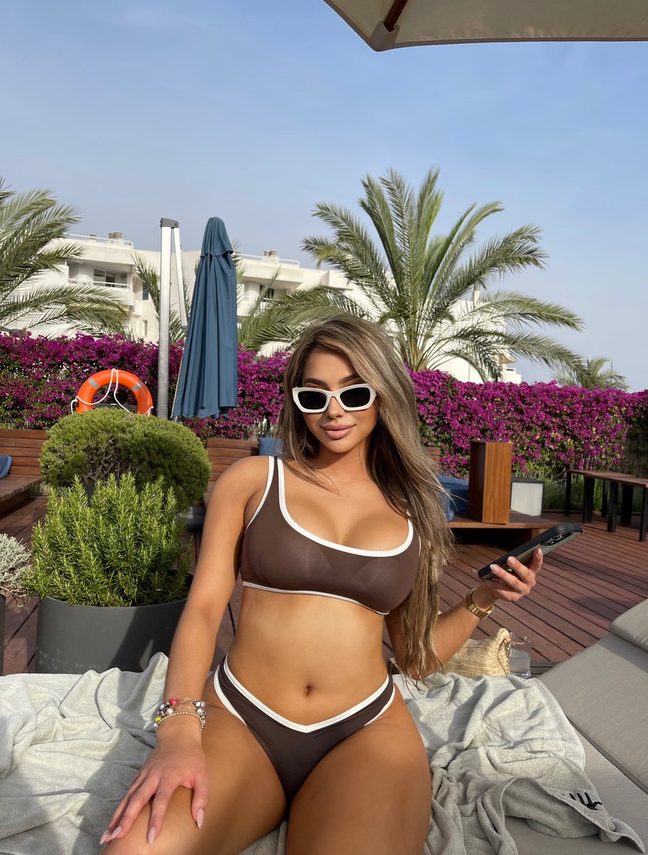 valeriemendez_'s tweet photo. Living that island life 🤎🏝️🦦 https://t.co/vT1eo92Zmd