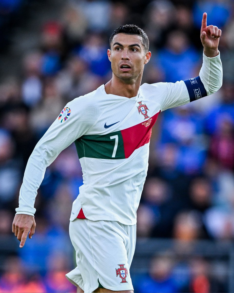 KingZahyd's tweet image. 🎉 Ronaldo's 200th cap for Portugal: ✅
⚽️ Ronaldo's 123rd international goal: ✅

Someone should tell him it's called 'taking it easy'! 😂🇵🇹⚽️ #CR200 #Ronaldo #ScoringMachine"