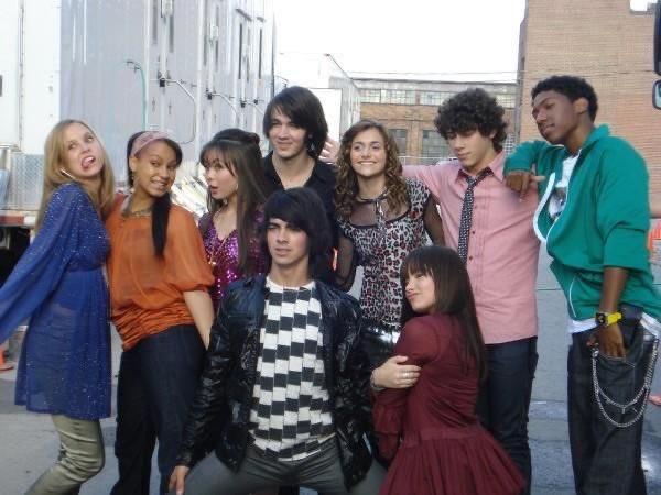 raeemma__'s tweet photo. 15 years ago today, one of my all time favorite comfort disney movies premiered!! i will forever love this movie and cast❤️🩹✨#camprock #DisneyChannel #dcoms @Disney @DisneyPlus @DisneyChannel @ddlovato @jonasbrothers @nickjonas @joejonas @kevinjonas @AlysonStoner https://t.co/3osRiYl3xH