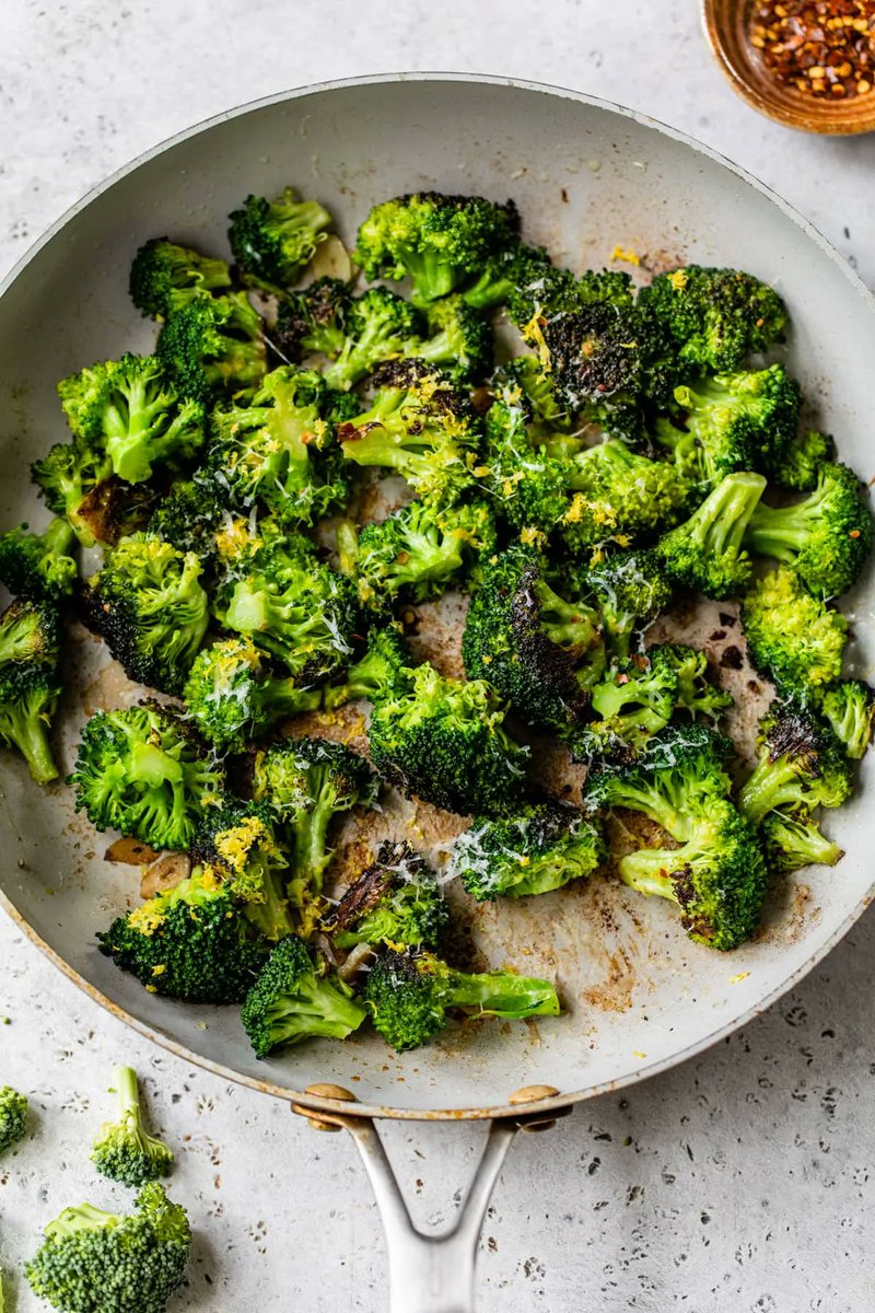No one can resist this healthy, garlicky sautéed broccoli recipe—especially with freshly grated Parmesan cheese and lemon. So fast and easy! buff.ly/3N6nPF7 #wellplatedrecipes #healthy #sidedish #recipes