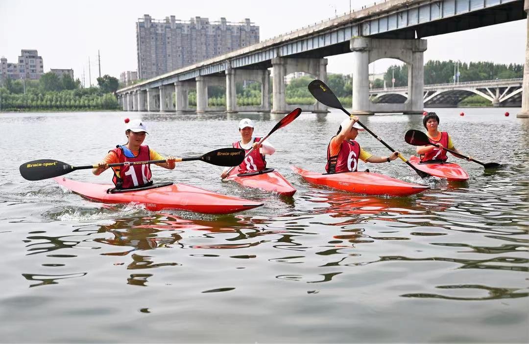qteaer's tweet image. 【辽宁·体育】6月19日，辽宁省第十四届运动会皮划艇比赛在抚顺雷锋体育场附近的浑河水面开赛，吸引了很多观众驻足河边观看。这项比赛将持续6天时间。
【Liaoning·Sport】The Canoeing Competition in the 14th Games of Liaoning Province started on the Hunhe River near the #Fush