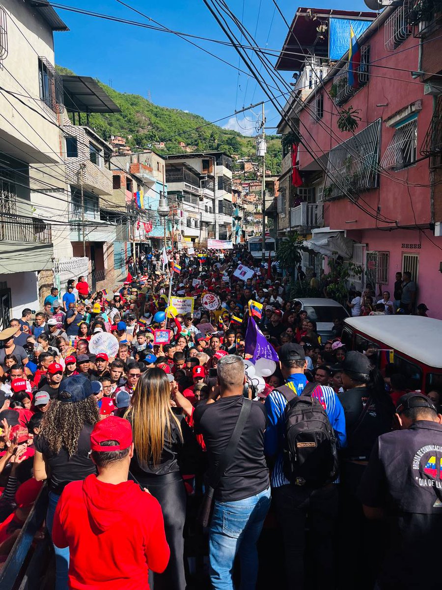 ¡Qué viva La Vega! Un pueblo que se movilizó este martes #20Jun con energía y alegría.

Caminamos con mucho amor, junto a nuestro Primer Vicepresidente <a href="/dcabellor/">Diosdado Cabello R</a>, recibiendo abrazos, bendiciones, solicitudes y escuchando a nuestro pueblo.

#1x10EsEficiencia