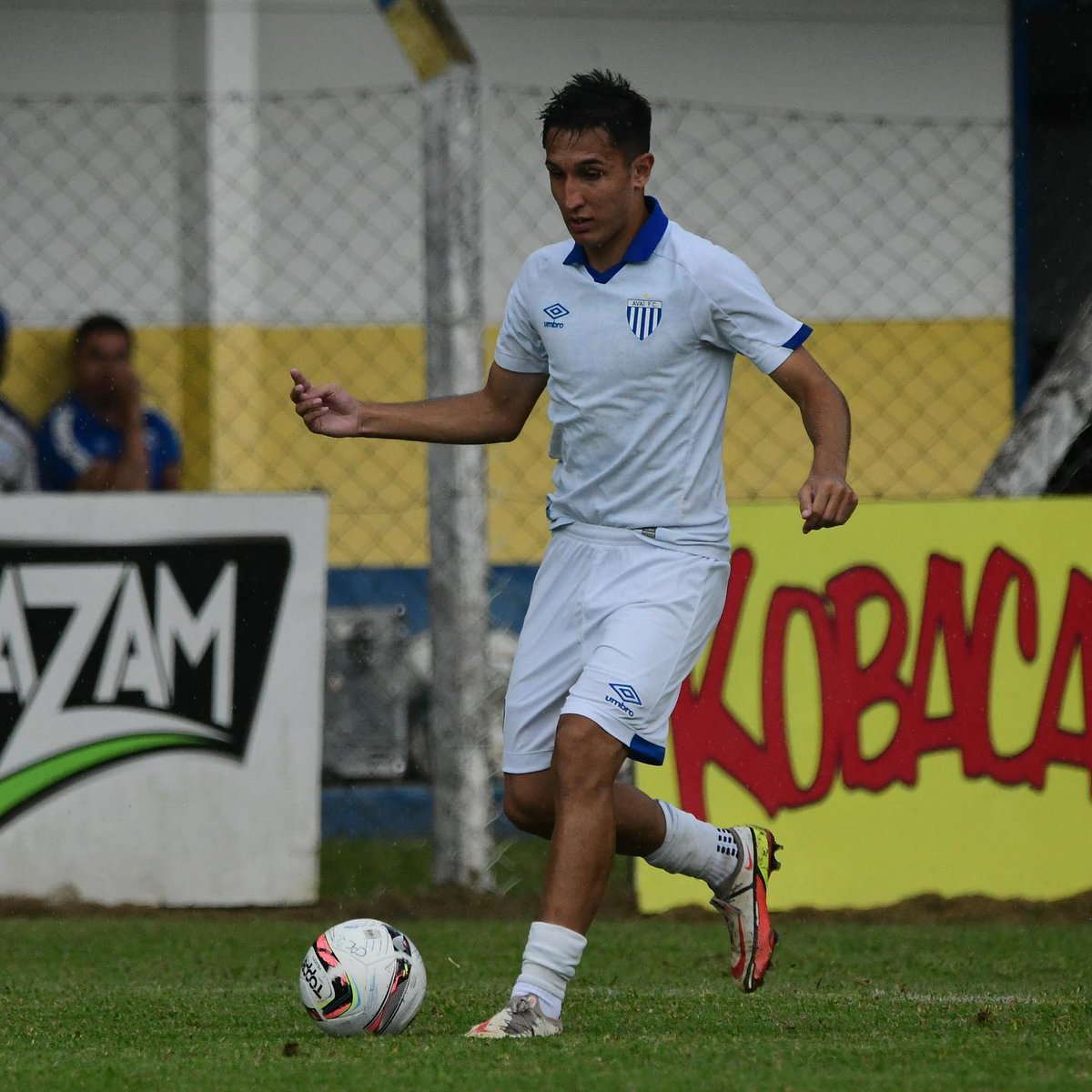 Think_Ball's tweet photo. Vitória no clássico Sub-20 ✅ O lateral-direito
@Rdiisanto fez a assistência para o gol da virada do
@AvaiFC (@baseavaiana) no 2 a 1 sobre o rival Figueirense, no Orlando Scarpelli, pelo Catarinense Sub-20. O meia Kenzo também participou do triunfo avaiano! #CraqueThinkBall https://t.co/jJHCI2hPwm