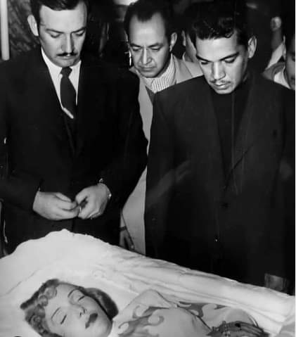 #MaquinaDelTiempo aquí una conmovedora fotografía donde vemos a Jorge Negrete y Cantinflas en el velorio de Lupe Vélez.✨🌻