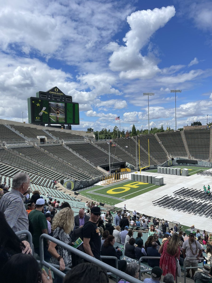 Happy graduation to two of my favorite Ducks today! 💚💛 #graduation2023 #GoDucks