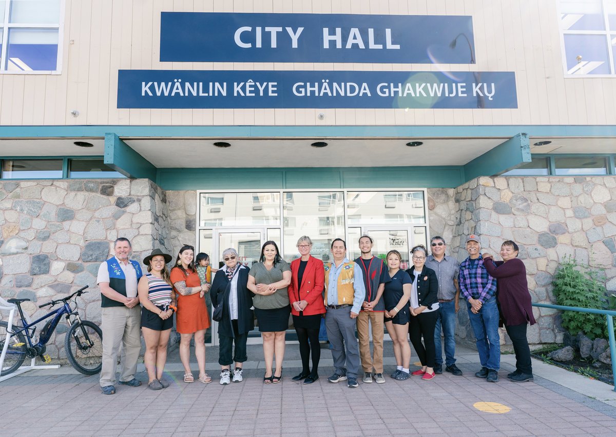 city_whitehorse's tweet photo. Today, the City permanently raised the flags of the Ta’an Kwäch’än Council and Kwanlin Dün First Nation in front of City Hall, now translated to Kwänlin Kêye Ghända Ghakwije Kų in the Southern Tutchone Lake Laberge dialect. Full story at https://t.co/2ToqO7IWlN

📷 Sarah Lewis https://t.co/LTSCKPbT1W
