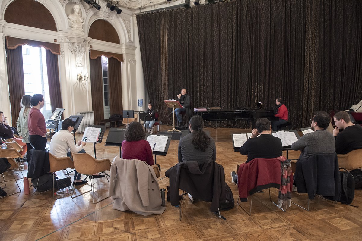 MunicipaldeStgo's tweet photo. Conoce el proceso de preparación de “Carmen”, título con el que damos inicio a la temporada lírica 2023. En estas últimas semanas se han realizado ensayos musicales y de régie con los más de 100 artistas que estarán en escena a partir del 1 de julio. 
🎟️: https://t.co/NPSbtaPt7N https://t.co/iLpxEPPupM