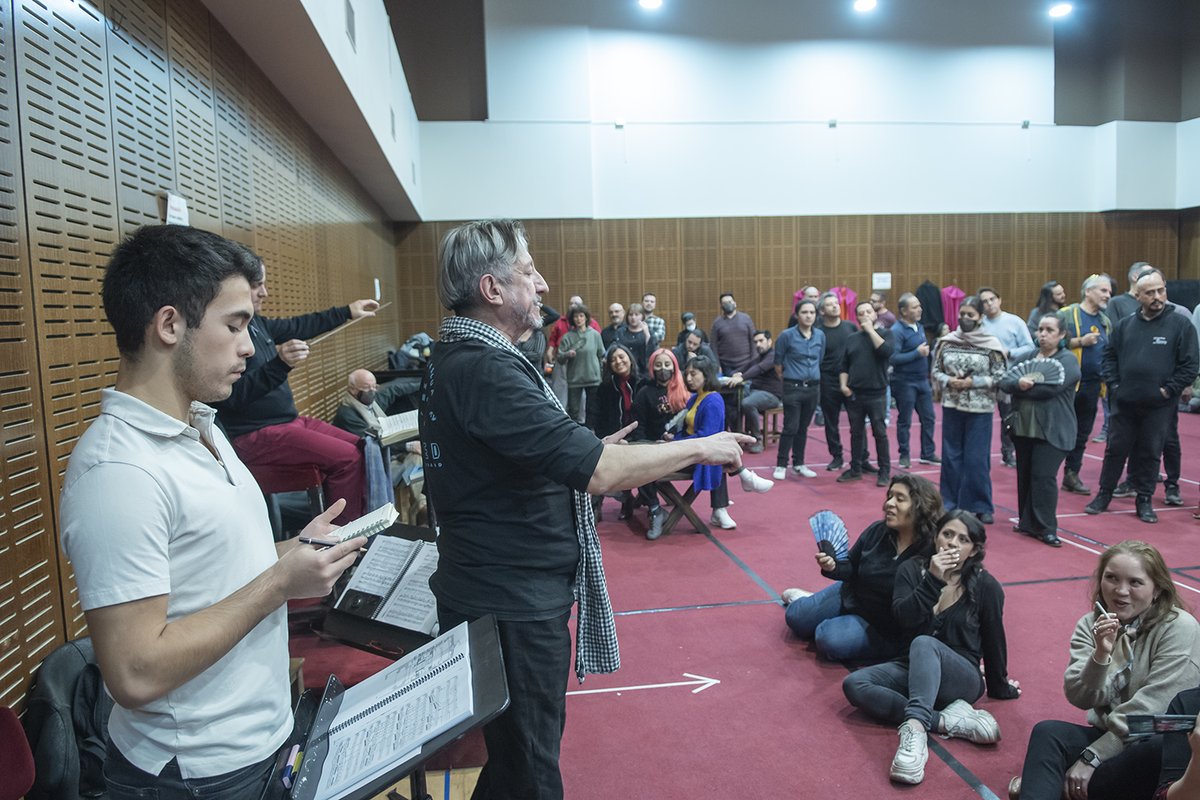 MunicipaldeStgo's tweet photo. Conoce el proceso de preparación de “Carmen”, título con el que damos inicio a la temporada lírica 2023. En estas últimas semanas se han realizado ensayos musicales y de régie con los más de 100 artistas que estarán en escena a partir del 1 de julio. 
🎟️: https://t.co/NPSbtaPt7N https://t.co/iLpxEPPupM