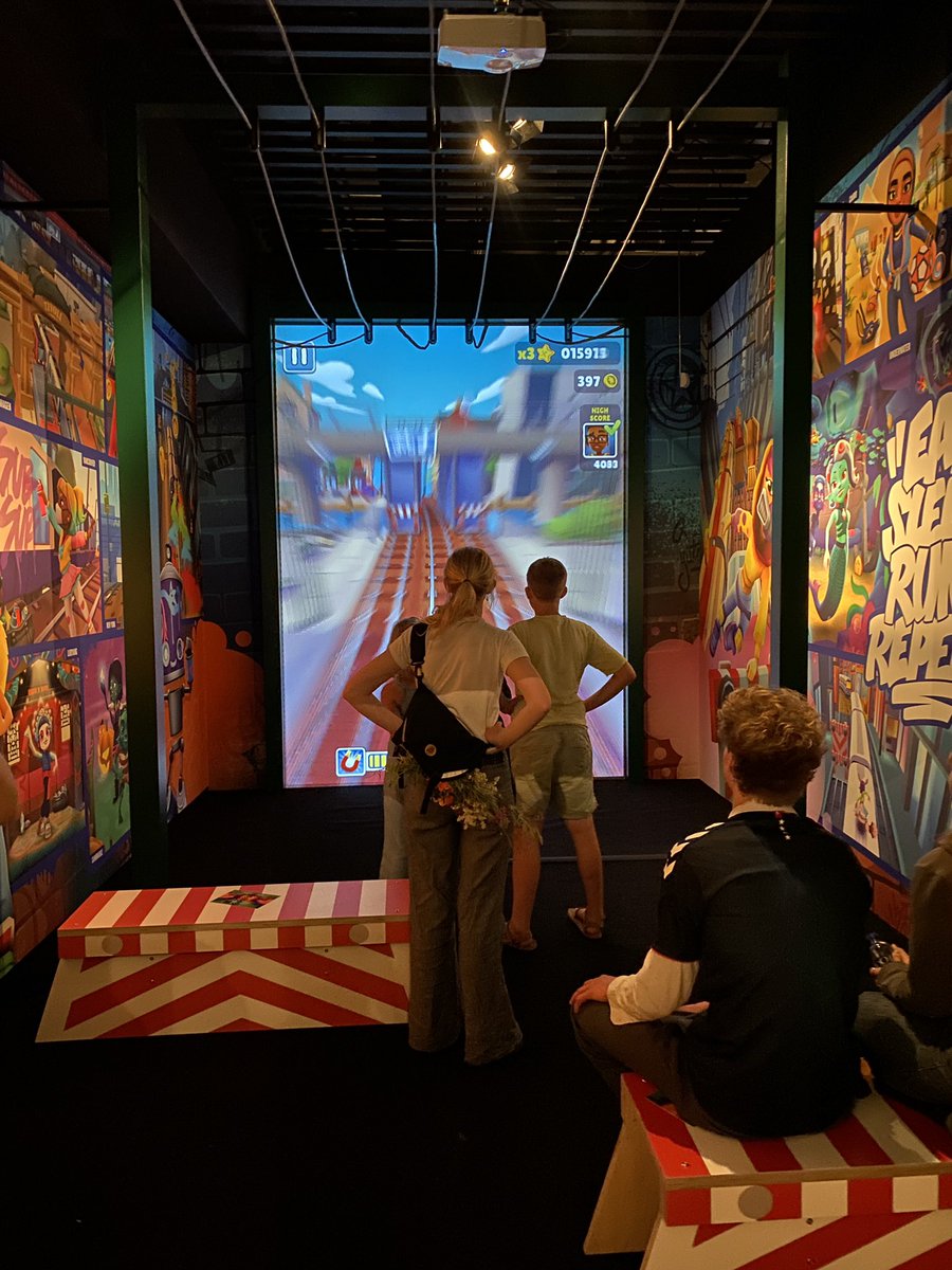 chriszka's tweet photo. The #dkgame exhibition opened today at @sortediamant 👾
Walking through the exhibition I felt quite happy to realize that I have actually reviewed or written about most of the games on display.🎖️
This is what the #subwaysurfers room looks like.
#RoyalLibrary #Copenhagen https://t.co/dWWJJBnjNx