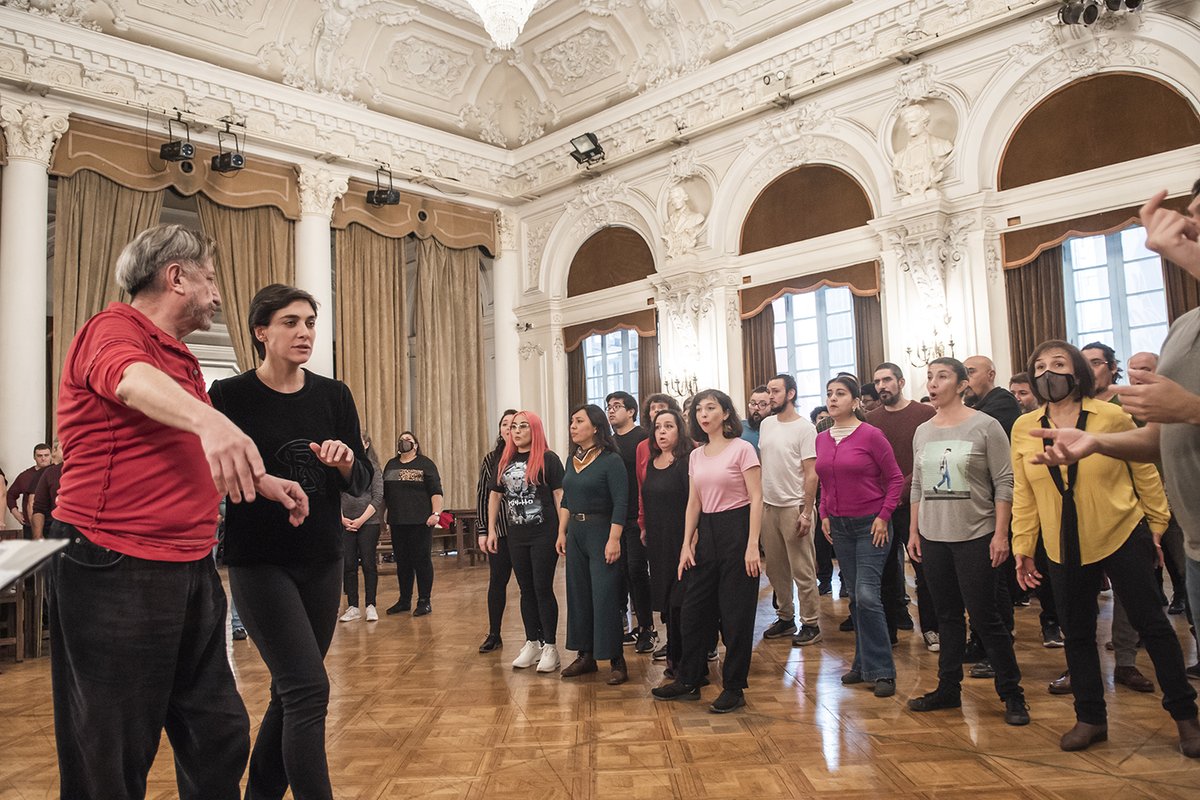 MunicipaldeStgo's tweet photo. Conoce el proceso de preparación de “Carmen”, título con el que damos inicio a la temporada lírica 2023. En estas últimas semanas se han realizado ensayos musicales y de régie con los más de 100 artistas que estarán en escena a partir del 1 de julio. 
🎟️: https://t.co/NPSbtaPt7N https://t.co/iLpxEPPupM