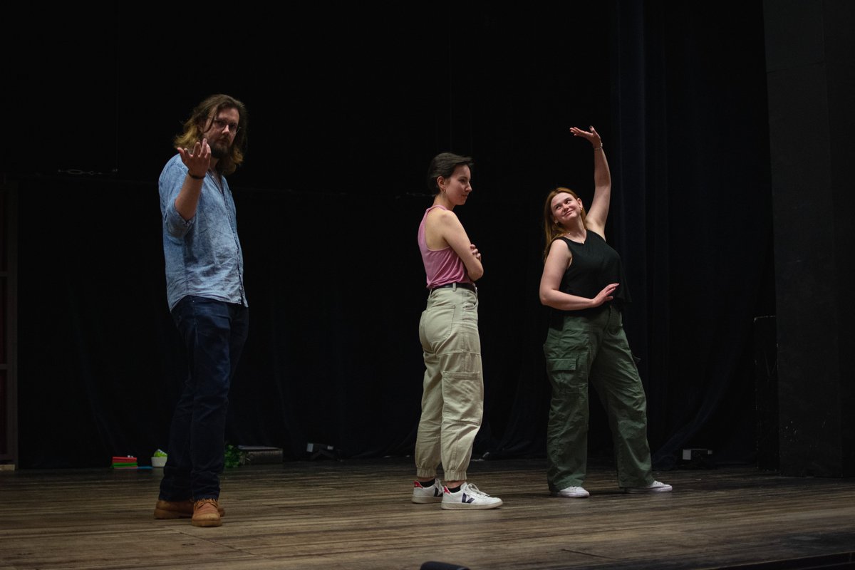 #ednabrichtaus geht in die heiße Probenphase!

Schon Tickets reserviert? 👀💙💜

Premiere: 20.07.2023
Bergfest: 21.07.2023
Dernière: 22.07.2023

Tickets bekommt man ganz easy und kostenlos über den Link in der Bio! Wir freuen uns auf euch 😊

📷 [insta] kmrana_
#theater #gaming