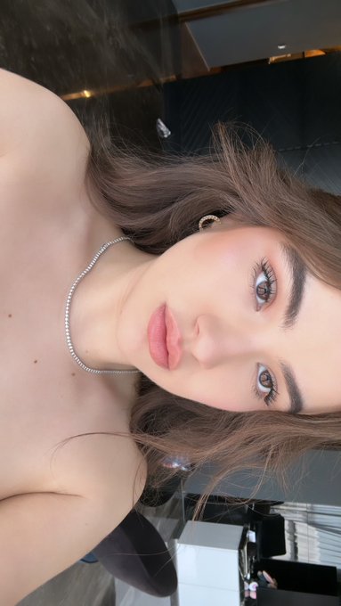 Cara bonita, tetas espectaculares, nalguitas coquetas y actitud extraordinaria 😘. https://t.co/lyrRi