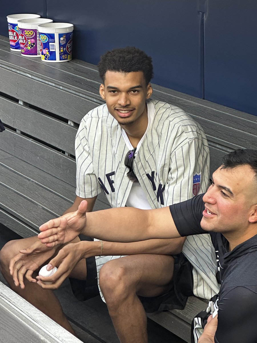 BleacherReport's tweet photo. Wemby holding a baseball 🤯 

(via @joonlee, @vicw_32) https://t.co/L65yVxQFNK