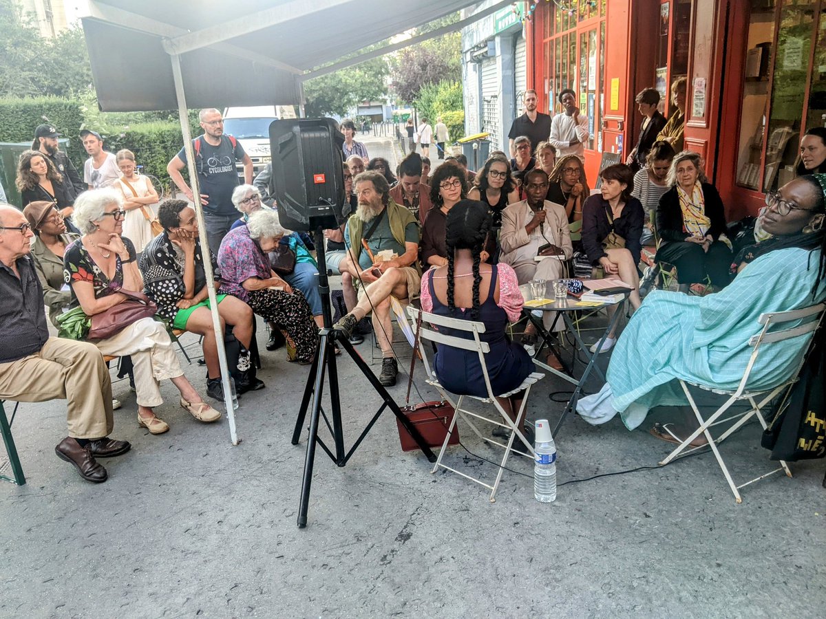 Une conversation importante a eu lieu ce soir entre <a href="/MameFatouNiang/">Mame-Fatou Niang</a> &amp; @AnnetteJosephG sur #ImaginerLaLibération, des #FemmesNoires face à l'empire.
Merci de nous initier au concept de #CitoyennetéDécoloniale, pensé comme une appartenance (plurielle) qui embrasse la contradiction.