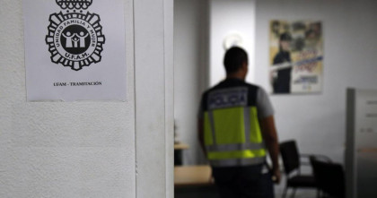 meneame_net's tweet photo. Tres detenidos en Palma por agredir a sus hijas menores de edad al descubrir que eran lesbianas https://t.co/yzIRwO8n0T https://t.co/v4eR6puYK7