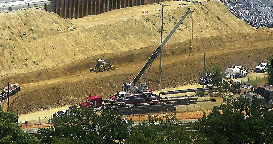 In @CityAgouraHills this week, trucks are delivering 50-foot-long beams to the #WildlifeCrossing construction site to provide temporary support as #Caltrans builds the bridge walls on both sides of Hwy 101. #AgouraHills @101wildcrossing #SaveLACougars @CaltransHQ