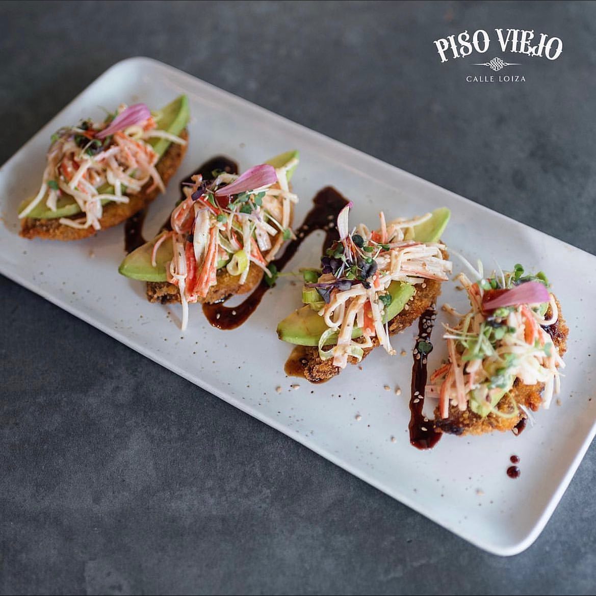ExploraSanJuan's tweet photo. Piso Viejo Restaurant en la Calle Loíza ofrece una variada cartera de entretenimiento: desde noches de karaoke todos los martes hasta noches de salsa💃🏽. El menú incluye pizza artesanal, burgers, pastas, aperitivos y postres. ¡De todo para todos! 

#ViveTuHistoria #Gastronomía https://t.co/CgZ9Y1wLWJ