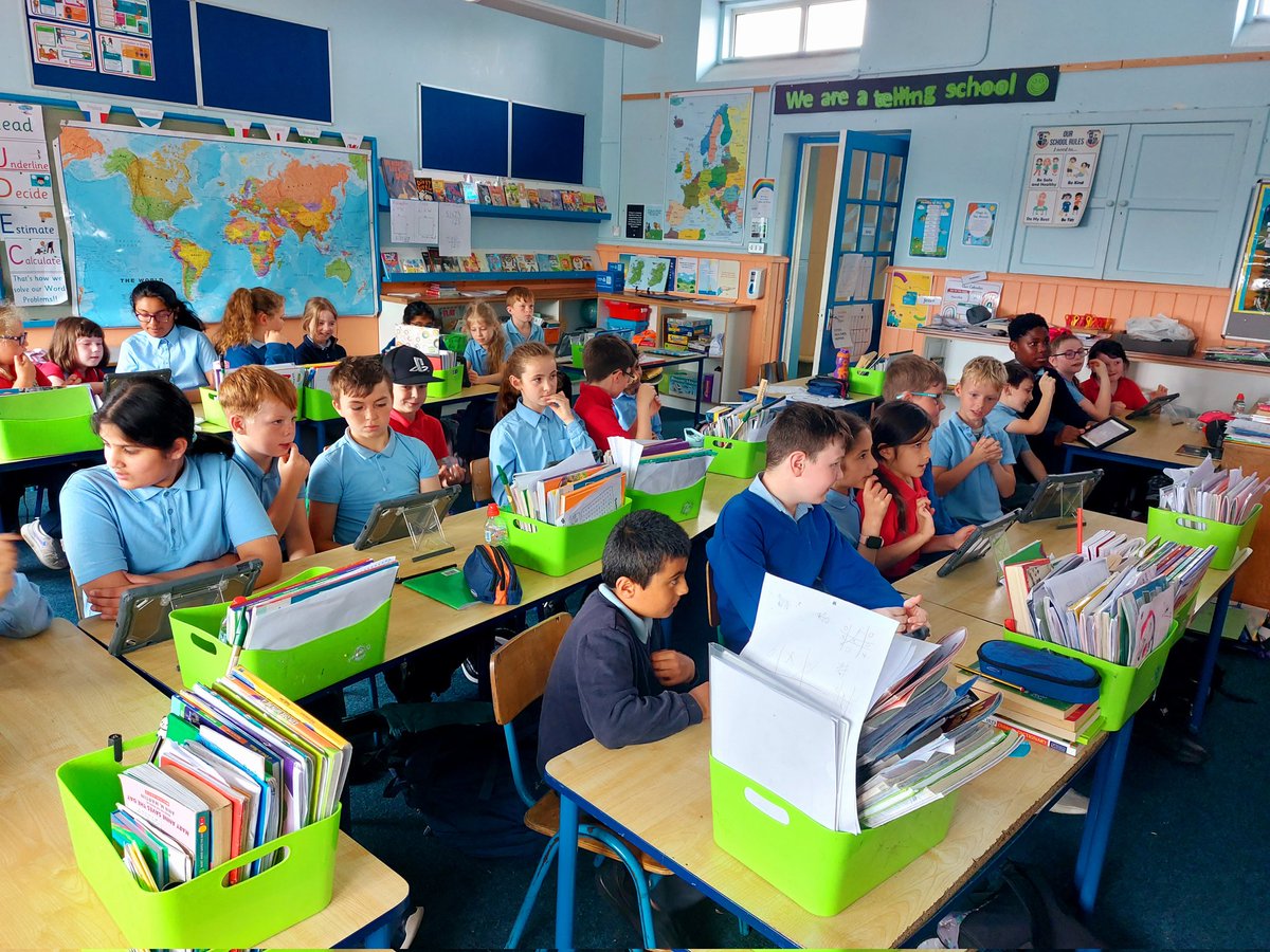 1stClSAttracta's tweet image. Last Thursday we took part in a @Kahoot quiz organised by 4th class. With help from our 4th class buddies we answered questions about World Flags 🌎  #ICT #Kahoot #worldflags #collaborativelearning
@4thClSAttracta 💻🖲👩🏾‍🤝‍👨🏼👨🏻‍🤝‍👨🏽👩🏽‍🤝‍👩🏼
🇮🇪🇺🇸🇬🇧🇮🇹🇲🇫🇵🇱🇮🇳🇳🇱🇵🇰🇸🇰🇷🇴🇸🇾