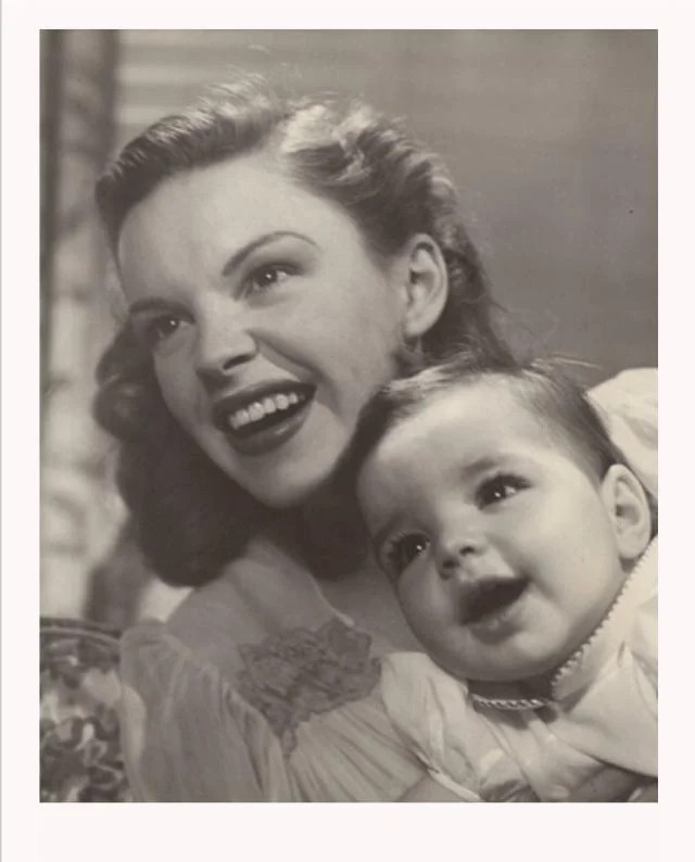 RT @as_usual22: Judy Garland, with daughter, Liza Minnelli in 1946 https://t.co/KYmXysL8E8