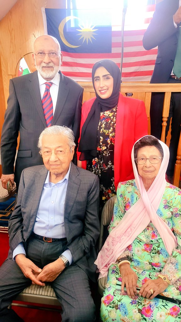 Aassami31's tweet photo. It was an honour to meet H.E.Dr Mahathir Mohammad @chedetofficial 4th&amp;7th Prime
Minister of #Malaysia to learn from his extensive experience in #politics I thoroughly enjoyed his talk about #GoodGovernance &amp; value based #leadership thanks @MuslimWales &amp; @plfperdana for organising https://t.co/U2DIRh7ajC