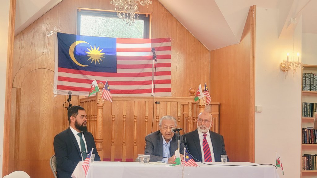 Aassami31's tweet photo. It was an honour to meet H.E.Dr Mahathir Mohammad @chedetofficial 4th&amp;7th Prime
Minister of #Malaysia to learn from his extensive experience in #politics I thoroughly enjoyed his talk about #GoodGovernance &amp; value based #leadership thanks @MuslimWales &amp; @plfperdana for organising https://t.co/U2DIRh7ajC