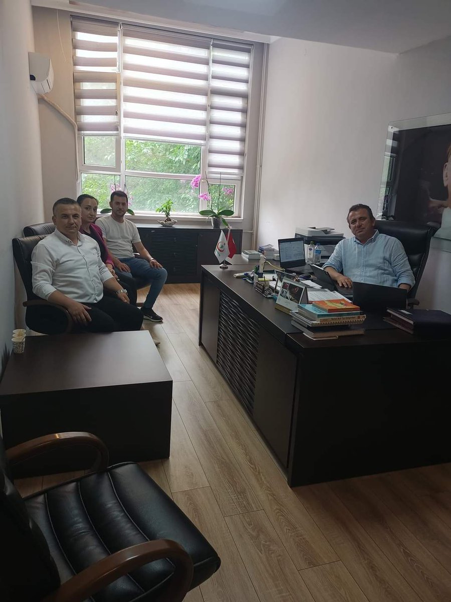 Öz Sağlık-iş Sendikası Kırklareli Şube Başkanlığı olarak Şube Başkan yardımcımız ve işyeri temsilcilerimiz ile birlikte İl Sağlık Müdürlüğü Sağlık Hizmetleri Başkanı Sn. Dr. Özkan KARA'yı makamında ziyaret ettik.. Kendilerine Misafirperverliklerinden dolayı teşekkür ediyoruz...