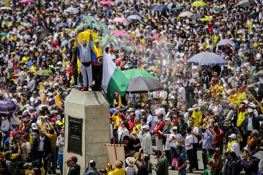 NoticiasCaracol's tweet photo. Así se vio la Plaza de Bolívar de Bogotá hoy, en medio de las marchas contra el gobierno del presidente Petro.

La Policía calcula que unas 90 mil personas se movilizaron en diferentes ciudades de Colombia.

Más en https://t.co/yqNEZK7rZ3 https://t.co/HL8182VuOj