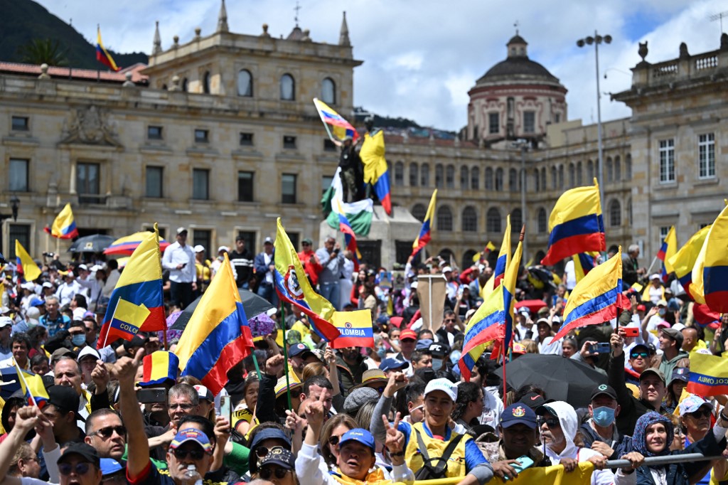 NoticiasCaracol's tweet photo. Así se vio la Plaza de Bolívar de Bogotá hoy, en medio de las marchas contra el gobierno del presidente Petro.

La Policía calcula que unas 90 mil personas se movilizaron en diferentes ciudades de Colombia.

Más en https://t.co/yqNEZK7rZ3 https://t.co/HL8182VuOj