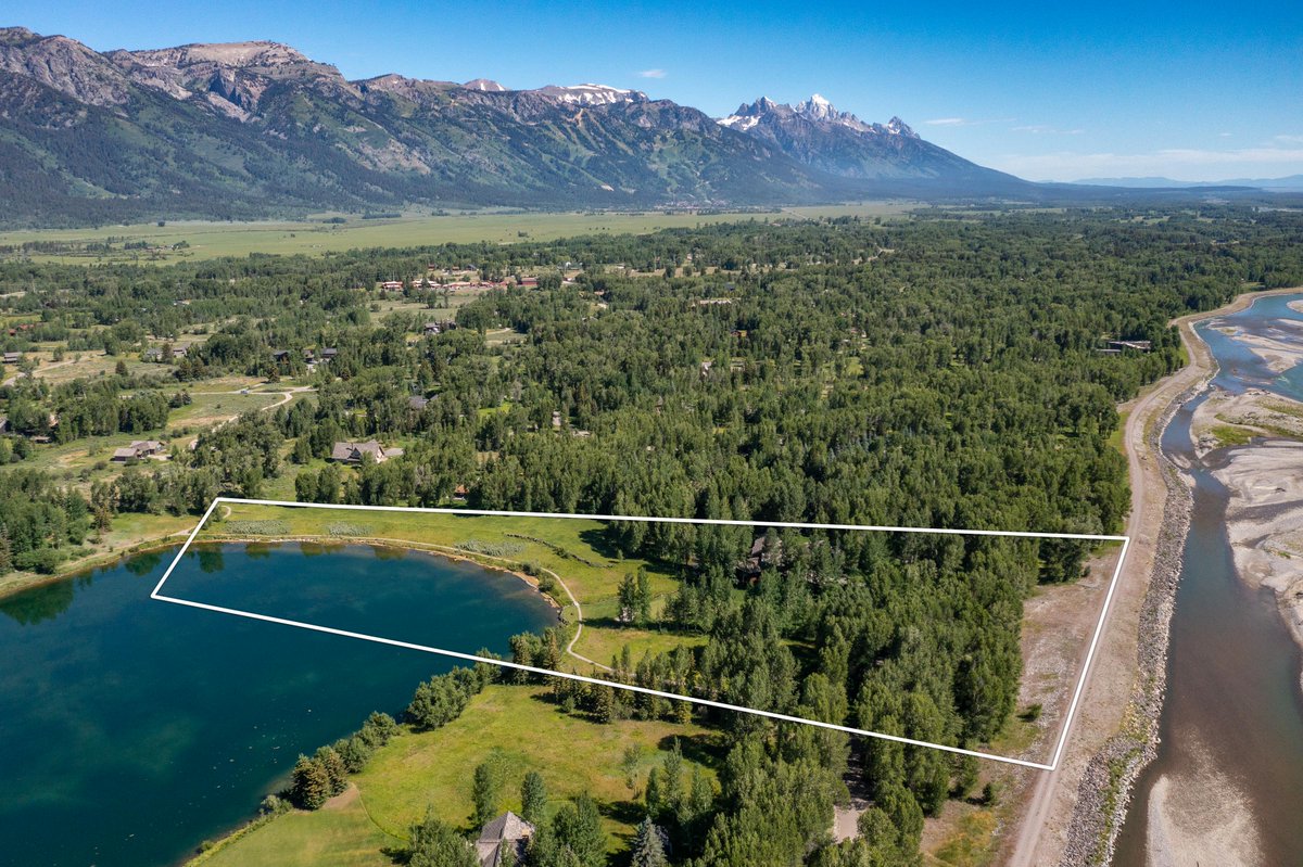 Lakefront, private Snake River access, tee box & golf green, not even 10 minutes from Jackson Hole Mountain Resort... I mean, does it get any better? Come check out this stellar Wyoming property tomorrow from 10:30 - 12:30! 
3125 Tucker Ranch Road
#COMPASSLuxury