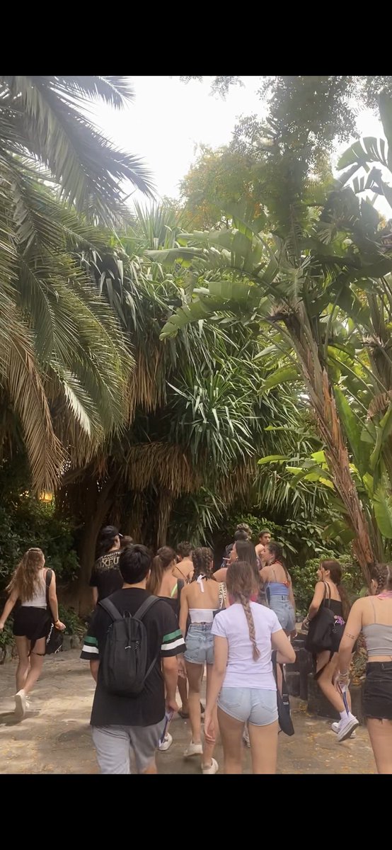 Nuestro segundo día de viaje de fin de estudios ha sido increíble en PortAventura! 🎉💃 Hemos disfrutado al máximo de todas las atracciones y espectáculos que en este parque de atracciones.