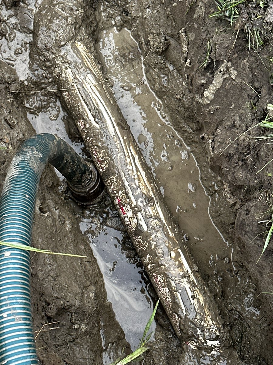 Ryalin95's tweet photo. Wet rainy day gives me time to dig up another leak that’s popped up. 4inch coming off a valve, got it exposed for the dry day tomorrow to start on the fix. Replacing an old valve behind too for preventative maintenance 👌🏻

#greenkeeping #turftwitter #irrigation #assistantsuper https://t.co/x9x2HA3sxL