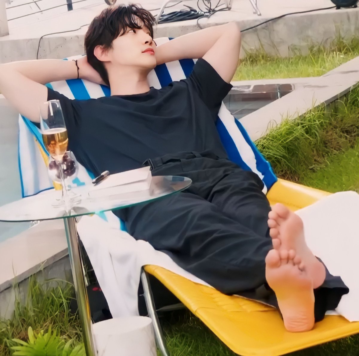 Kpopmalefeet1's tweet photo. Lee Junho https://t.co/d9YcEt6mID