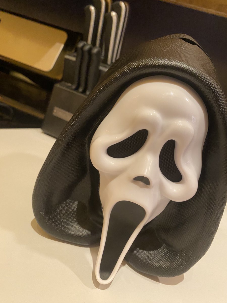 MzFrancesFX's tweet photo. Guys it has arrived!! My #Ghostface popcorn bucket!! Yay! 🖤🍿🔪 Thanks #Cinemark ! It’s awesome! #HorrorStuff #ScreamMerch #HorrorMovies 💀 https://t.co/9mjw92xSkF