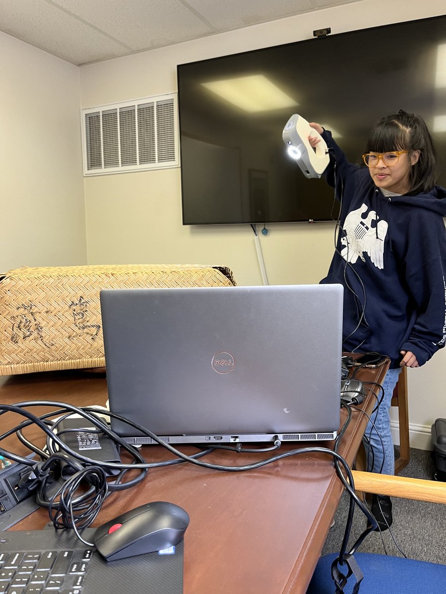 EmilyNisch's tweet image. ⁦@gerloff_GS⁩ using the ⁦@Artec3DScanners⁩ Eva to scan a basket from the Minidoka War Relocation Center.